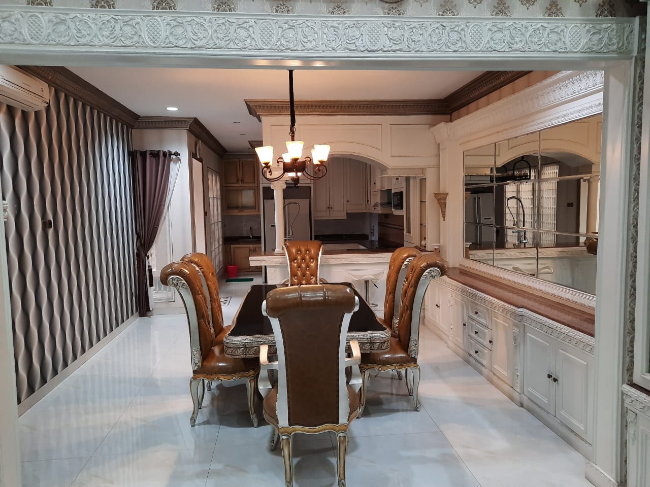 Rumah Disewakan di Emerald Mansion Lippo Cikarang